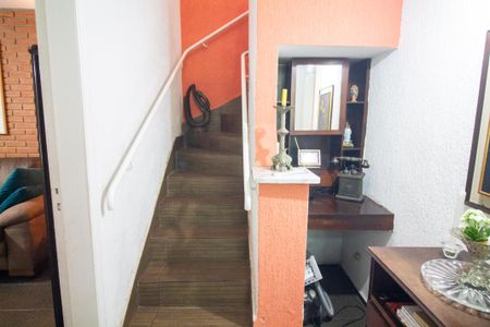 Casa à venda com 110m², 2 quartos e 1 vaga Casa à venda com 110m², 2 quartos e 1 vagaEscada