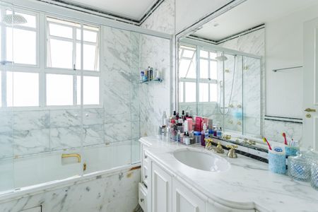 Apartamento à venda com 331m², 4 quartos e 5 vagasBanheiro da Suíte 4