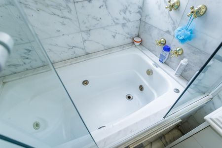 Apartamento à venda com 331m², 4 quartos e 5 vagasBanheiro da Suíte 2