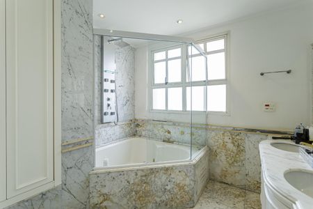 Apartamento à venda com 331m², 4 quartos e 5 vagasBanheiro da Suíte 3