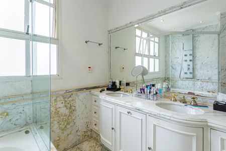 Apartamento à venda com 331m², 4 quartos e 5 vagasBanheiro da Suíte 3