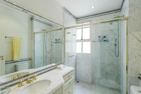 Apartamento à venda com 331m², 4 quartos e 5 vagasBanheiro da Suíte 1