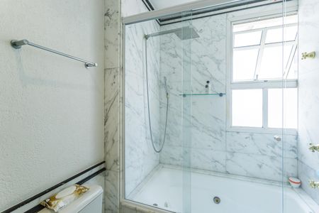 Apartamento à venda com 331m², 4 quartos e 5 vagasBanheiro da Suíte 2