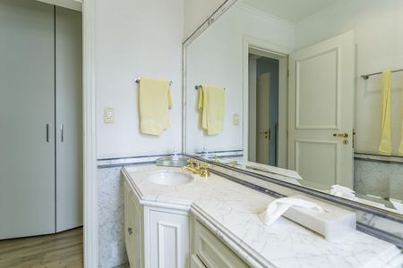 Apartamento à venda com 331m², 4 quartos e 5 vagasBanheiro da Suíte 1