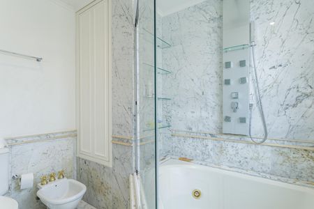 Apartamento à venda com 331m², 4 quartos e 5 vagasBanheiro da Suíte 3