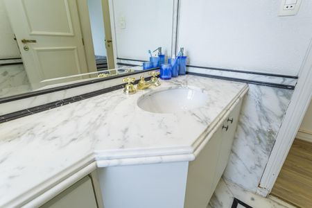 Apartamento à venda com 331m², 4 quartos e 5 vagasBanheiro da Suíte 2
