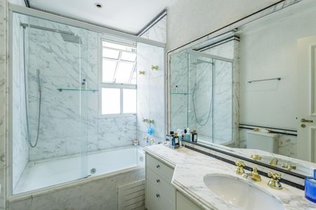 Apartamento à venda com 331m², 4 quartos e 5 vagasBanheiro da Suíte 2