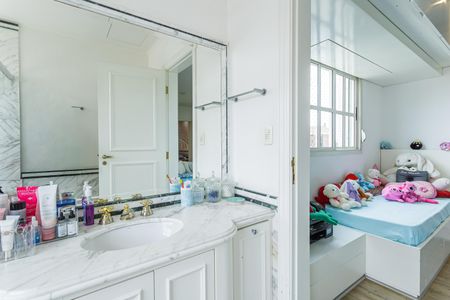 Apartamento à venda com 331m², 4 quartos e 5 vagasBanheiro da Suíte 4