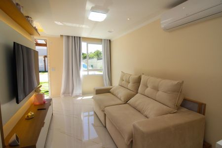 Sala de casa de condomínio à venda com 2 quartos, 100m² em Campo Novo, Porto Alegre