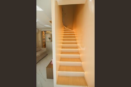 Casa de condomínio à venda com 100m², 2 quartos e 1 vagaEscada