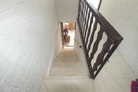 Casa para alugar com 90m², 3 quartos e sem vagaEscada