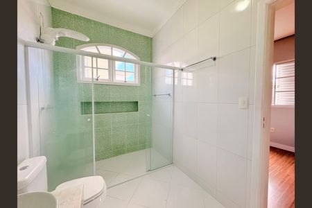 Casa à venda com 255m², 4 quartos e 3 vagasBanheiro da Suíte 2