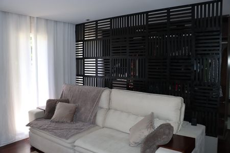 Casa de condomínio para alugar com 355m², 3 quartos e 5 vagasSuíte