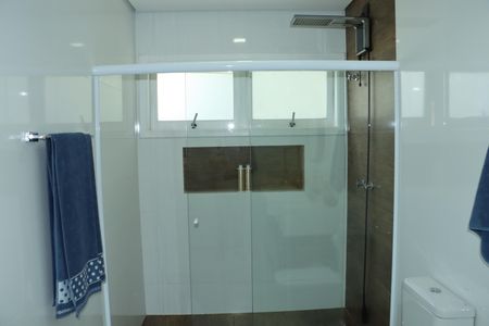 Casa de condomínio para alugar com 355m², 3 quartos e 5 vagasBanheiro da Suíte