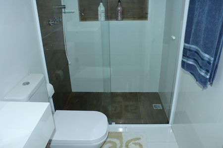 Casa de condomínio para alugar com 355m², 3 quartos e 5 vagasBanheiro da Suíte 2