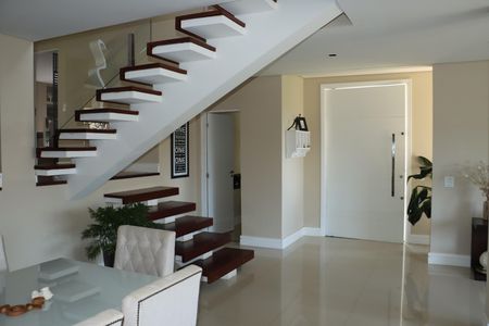 Casa de condomínio para alugar com 355m², 3 quartos e 5 vagasSala