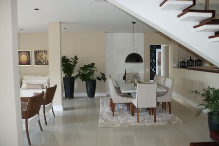 Casa de condomínio para alugar com 355m², 3 quartos e 5 vagasSala