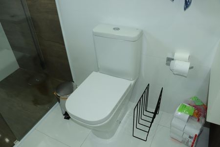 Casa de condomínio para alugar com 355m², 3 quartos e 5 vagasBanheiro da Suíte