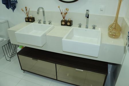 Casa de condomínio para alugar com 355m², 3 quartos e 5 vagasBanheiro da Suíte