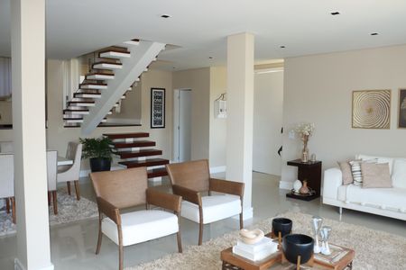 Casa de condomínio para alugar com 355m², 3 quartos e 5 vagasSala