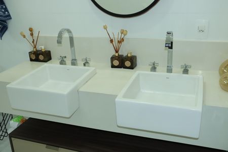 Casa de condomínio para alugar com 355m², 3 quartos e 5 vagasBanheiro da Suíte