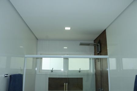 Casa de condomínio para alugar com 355m², 3 quartos e 5 vagasBanheiro da Suíte