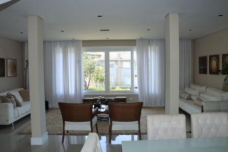 Casa de condomínio para alugar com 355m², 3 quartos e 5 vagasSala