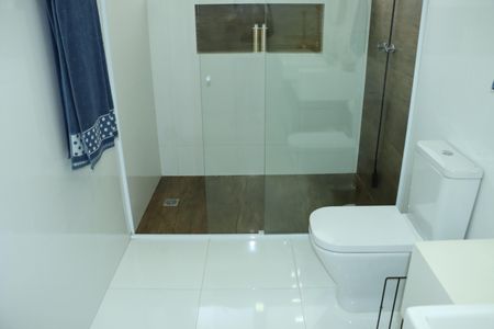 Casa de condomínio para alugar com 355m², 3 quartos e 5 vagasBanheiro da Suíte