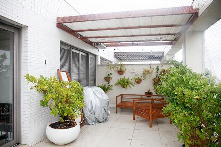 Apartamento para alugar com 211m², 3 quartos e 3 vagasTerraço