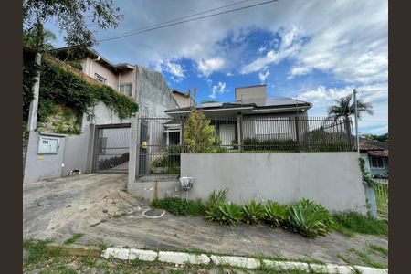 Casa à venda com 120m², 3 quartos e 3 vagas Casa à venda com 120m², 3 quartos e 3 vagasFachada