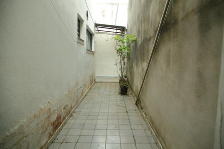 Casa à venda com 148m², 3 quartos e 2 vagasCorredor lateral 