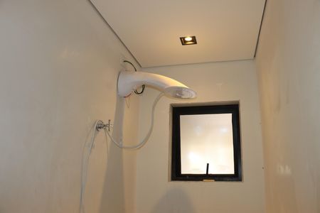 Casa de condomínio para alugar com 450m², 4 quartos e 6 vagasBanheiro de Serviço