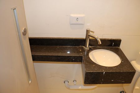 Casa de condomínio para alugar com 450m², 4 quartos e 6 vagasBanheiro de Serviço