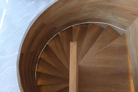 Casa de condomínio para alugar com 450m², 4 quartos e 6 vagasEscada