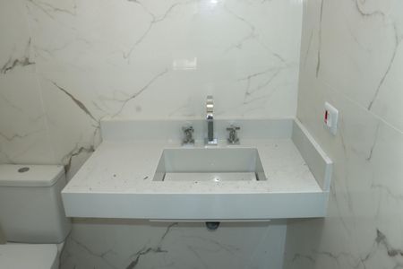 Casa de condomínio para alugar com 450m², 4 quartos e 6 vagasBanheiro da Suíte 2