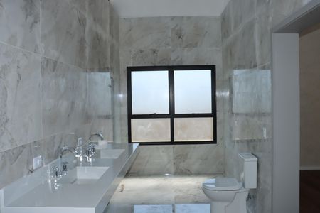 Casa de condomínio para alugar com 450m², 4 quartos e 6 vagasBanheiro da Suíte 3