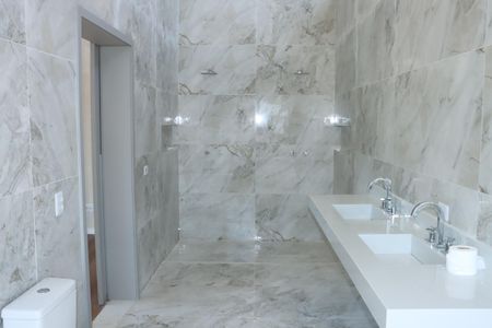 Casa de condomínio para alugar com 450m², 4 quartos e 6 vagasBanheiro da Suíte 3