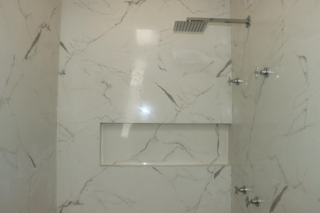 Casa de condomínio para alugar com 450m², 4 quartos e 6 vagasBanheiro da Suíte 2