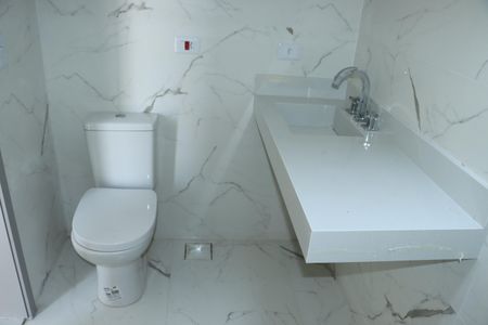 Casa de condomínio para alugar com 450m², 4 quartos e 6 vagasBanheiro da Suíte 1