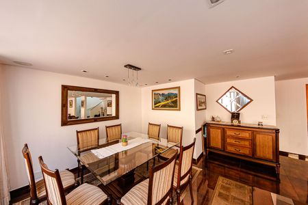 Casa à venda com 278m², 6 quartos e 5 vagasSala