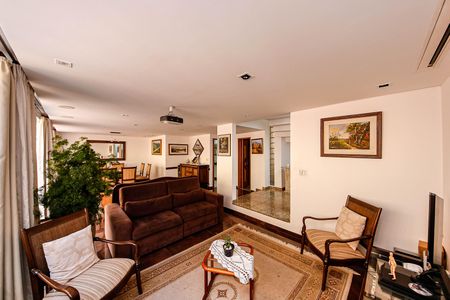 Casa à venda com 278m², 6 quartos e 5 vagasSala