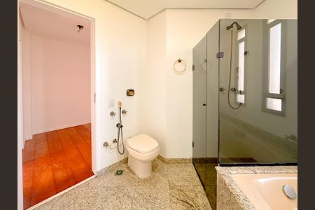 Apartamento para alugar com 329m², 4 quartos e 3 vagasBanheiro da Suíte 1