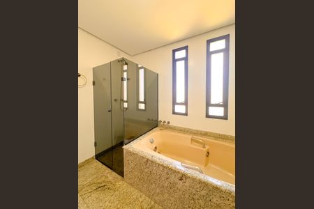 Apartamento para alugar com 329m², 4 quartos e 3 vagasBanheiro da Suíte 1