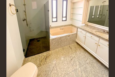 Apartamento para alugar com 329m², 4 quartos e 3 vagasBanheiro da Suíte 1