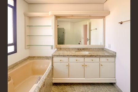 Apartamento para alugar com 329m², 4 quartos e 3 vagasBanheiro da Suíte 1