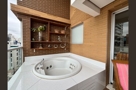 Apartamento à venda com 150m², 2 quartos e 2 vagasVaranda