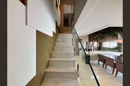 Apartamento à venda com 150m², 2 quartos e 2 vagasEscada