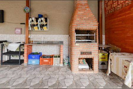 Casa à venda com 220m², 4 quartos e 5 vagas Casa à venda com 220m², 4 quartos e 5 vagasÁrea de churrasqueira 2