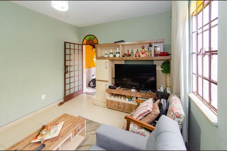 Casa à venda com 220m², 4 quartos e 5 vagas Casa à venda com 220m², 4 quartos e 5 vagasSala