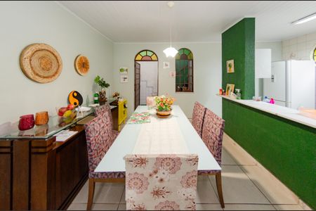 Casa à venda com 220m², 4 quartos e 5 vagas Casa à venda com 220m², 4 quartos e 5 vagasSala de jantar